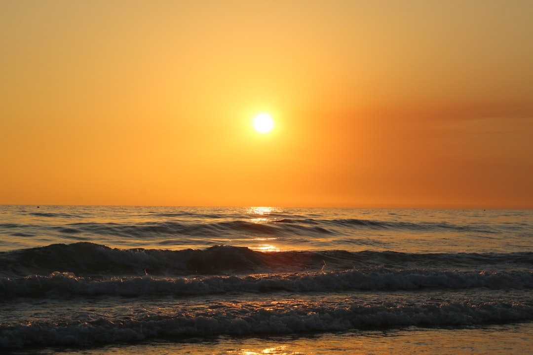 Mittelmeer-Inseln mit den schönsten Sonnenuntergängen – Top 10 mit exakten Spots Thema Bild