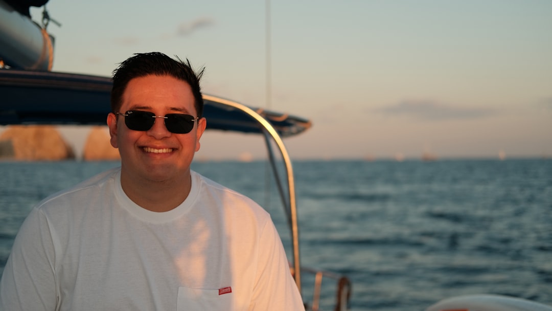 Authentische Erlebnisse 2026 Bild 1 die auf einem lokalen Markt in Asien frisches Obst kauft und mit einem Händler spricht.