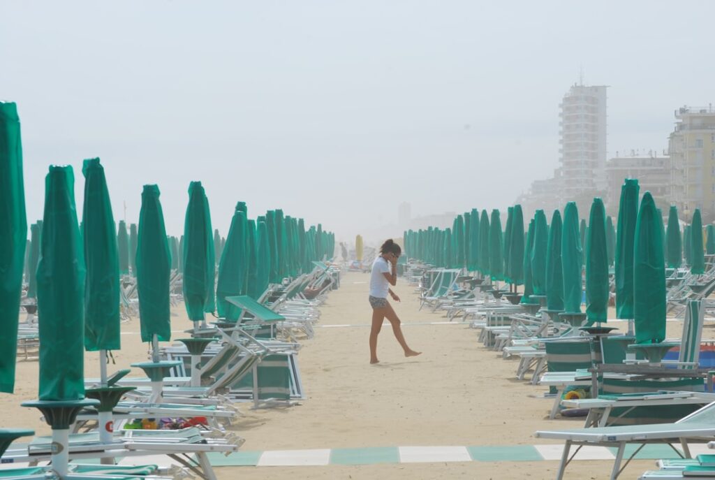 Junge Frau mit Rucksack vor antiker Ruine in Südosteuropa; Buntes Street Food auf einem Markt in Vietnam; Karte mit eingezeichneten Budget-Reisezielen; Paar kocht in einer kleinen Ferienwohnung; Junge Leute auf einem Roller in Thailand.