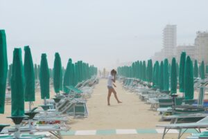 Junge Frau mit Rucksack vor antiker Ruine in Südosteuropa; Buntes Street Food auf einem Markt in Vietnam; Karte mit eingezeichneten Budget-Reisezielen; Paar kocht in einer kleinen Ferienwohnung; Junge Leute auf einem Roller in Thailand.