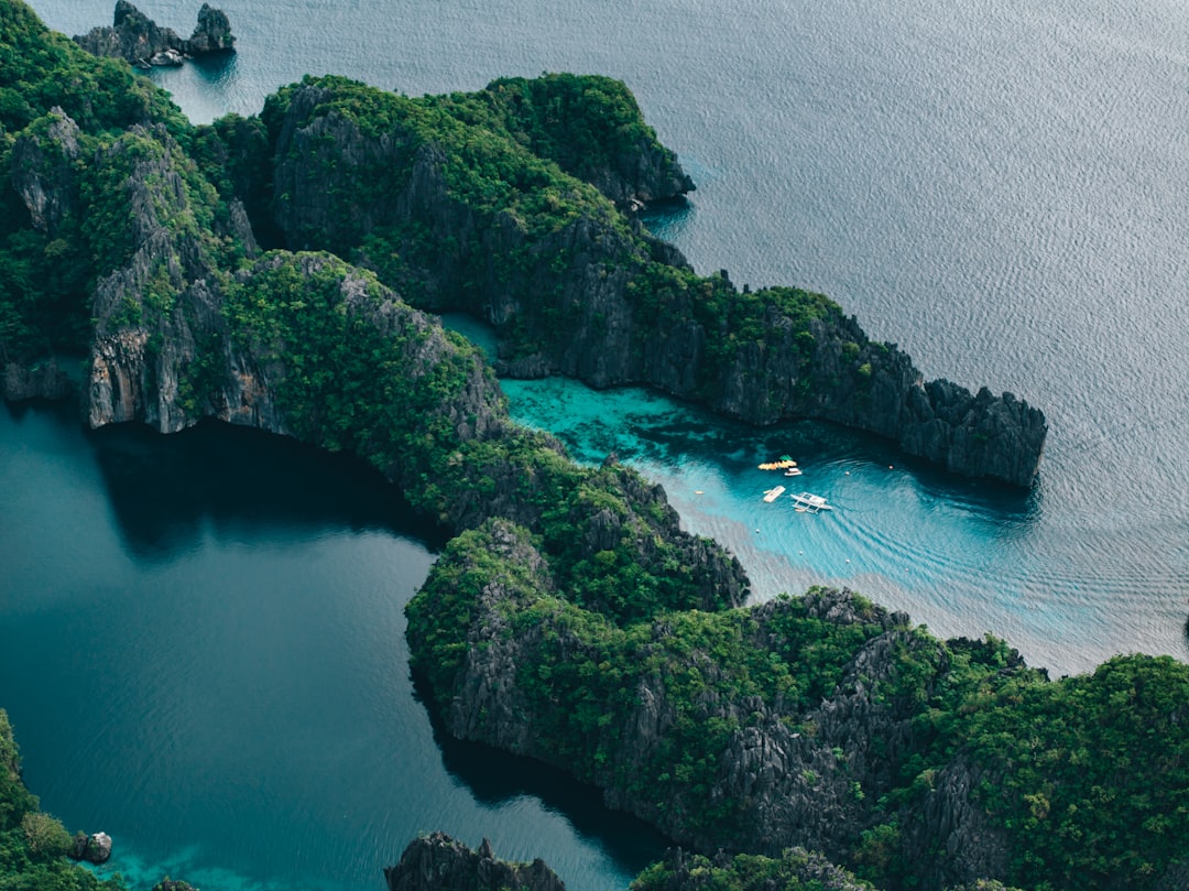 Wanderer in den Alpen vor einem kristallklaren Bergsee mit Gletschern im Hintergrund.