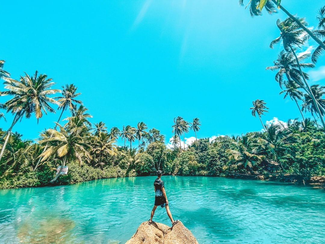 Leuchtturm an einer rauen Küste in Schottland bei bewölktem Himmel.