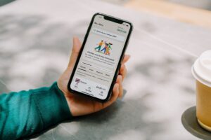 1. Laptop am Strand mit Palmen im Hintergrund