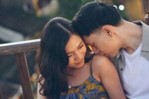 1. Eine Familie plant gemeinsam ihren Urlaub am Tablet