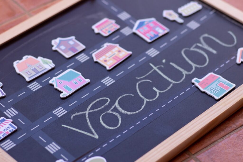 1. Eine Weltkarte mit eingezeichneten Reiserouten