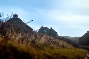 1. Leuchtturm am Strand der Nordsee bei Sonnenuntergang