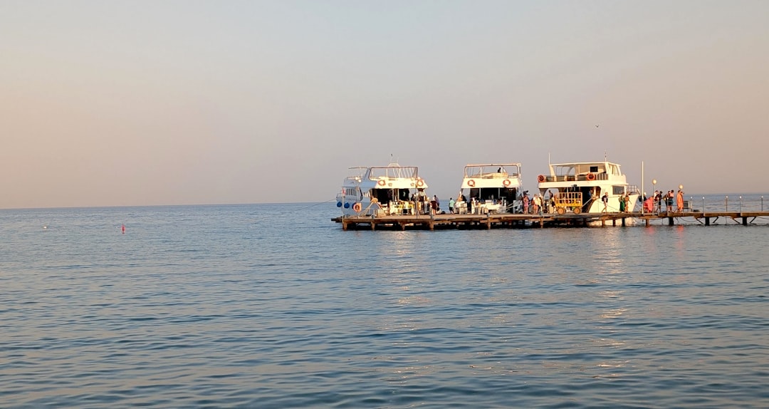 1. Eine Person meditiert ruhig am Strand bei Sonnenuntergang.