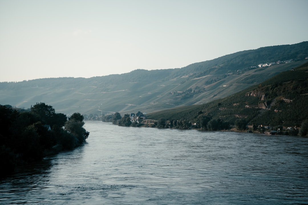 1. Malerische Straße durch die Alpen bei Sonnenuntergang