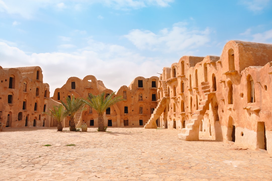 Tunesien oder Marokko? Bild 1 Tunesien; Blau-weiße Gassen von Sidi Bou Said in Tunesien; Gewürzmarkt in Fès
